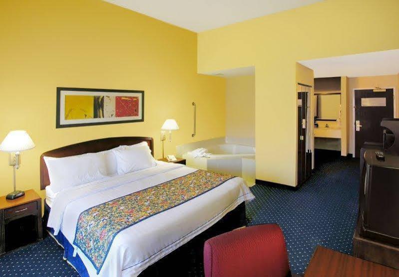 Courtyard Newport News Yorktown Hotel Екстериор снимка